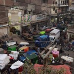 Uzrāpāmies uz varenā mūra pašā augšā. Un, kas mūrim otrā pusē? Nerimstošie pilsētas trokšņi, tuktuku sastrēgumi un slikts gaiss! Ja es dzīvotu Lahorā, man šķiet, nāktu uz fortu vismaz reizi nedēļā. Atvilkt vismaz elpu. Tas ir, ja man par biļeti būtu jāmaksā 20 rūpijas, nevis piecsimt! Kā redzi, lielā cenu atšķirība ārkārtīgi aizskar ne tikai Karīnu, bet arī mani, haha.