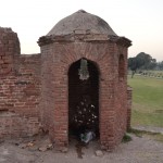 Vienā no mūra tornīšiem izgruvis caurums. Nu nekas, saremontēsim! Kaut kā nebūt saspraudīsim ķieģeļus, un mūris atkal kā jauns! Labi, ka tā mūrus neremontēja Mogulu laikos, citādi nebūtu ne gadu noturējuši savu teritoriju.