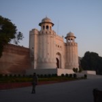 Re, re, Forta galvenie vārti. Jā, atkal bilde slikta, bet laukā jau tumšs, statīvs, tā arī neizmantots, joprojām pūst lielās somas dibenā, tāpēc jābildē tā, kā sanāk. Šo noteikti nevarēju neparādīt, jo šie vārti ir vienīgais, kas rādās bildēs, ja gūglē "Lahore Fort". Reizē tā ir arī galvenā ieeja fortā, bet mūsu apmeklējuma laikā nez kāpēc bija slēgta.