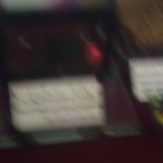 Hahaha, kvalitāte iet tikai uz leju. Bet izstāstīšu, kāpēc šī bilde ir TIK svarīga. Tas, kas redzams gandrīz attēla centrā, ir stikla kastīte ar pravieša Muhameda matu šķipsniņu! Gājām apmeklēt Badšahi mošeju, bet, pirms ielaist tajā, mūs pārvirzīja uz mazu mošejas vārtos iebūvētu muzejiņu, kurā, bez visādām čībām un turbāniem, glabājas arī šis te eksponāts. Bildēt, protams, nedrīkst, bet to es uzzināju tikai pēc šī fantastiskā kadra radīšanas. Domāju - ja jau esmu grēku darbu paveicis, tad nekāds ļaunums nebūs arī no tā, ja to nemaz arī neizdzēsīšu. Kristieši diez arī glabā tādas relikvijas? Kaut kur ir atrodama Jēzus matu šķipsna? Par Turīnas līķautu es zinu, bet tas neesot īstais turklāt, nu, līķauts nav gluži tas pats, kas matu šķipsna!