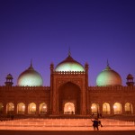 Beidzot tad normāla bilde! Badšahi mošeja. Šī ir otra lielākā mošeja Pakistānā un piektā lielākā pasaulē (iekšā var salīst 10 tūkstoši lūdzēju, pagalmā vēl veseli simts tūkstoši). Uzmini, kas to uzcēlis? Nepareizi, jo pareizā atbilde ir Šahs Aurangzebs, haha. Viņa vārdu, visticamāk, bez Vikipēdijas palīdzības vēlreiz pareizi vairs neuzrakstīšu. Jebkurā gadījumā, Aurangzebs ir Džahāna dēls, bet atšķirībā no saviem priekštečiem nebija ne mākslas, ne arhitektūras, ne kultūras vispār cienītājs. Viņa laikā Mogulu valsts izpletās tik plaša, cik vien plaša tā jebkad bijusi, tātad, viņš deva priekšroku ekspansijai, nevis mākslai. Tomēr tā jau nevar - neko pavisam neuzcelt, tāpēc tieši blakus fāterīša fortam uzbūvēja mošeju, kas tolaik bija vislielākā pasaulē (jā, arī lielāka nekā neskaitāmās Džahānu un Džahangiru mošejas).