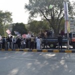 Tā kā rītdien būs apkārt gads, kopš Pešāvaras slaktiņa (briesmīgākais terorisma akts Pakistānas vēsturē, septiņi Taliban kaujinieki sagrāba publisko skolu, kurā mācās militāristu bērni, un nošāva 141 cilvēku, no kuriem 132 bija skolnieki vecumā no 8-18 gadiem), ļaudis vācas uz ielām, iet gājienos un kaut ko protestē pret Taliban un terorismu vispār. Bet tā kā es diemžēl nesaprotu urdu valodu, vienīgie vārdi, ko no viņu saukļiem spēju atkodēt, bija "Taliban" un "Allah Akbar". Scary.