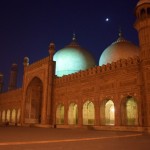 Reku tur tālumā var redzēt vienu no četriem 60 metrus augstajiem minaretiem. Nu, minareti kā minareti, bet - kad pēc ~gadsimta sikhu armija Randžita Singha vadībā ieņēma Lahori, viņi, nebūdami musulmaņi, īpašu cieņu neizrādīja ne mošejai, ne tās minaretiem. Mošeja tika izmantota par ieroču noliktavām, tās pagalms par zirgu staļļiem, bet minareti - par šaujamtorņiem! Jā, pilnīgi bezcienīgi sikhi saskrūvēja minaretu augšiņās vieglos ieročus un šāva ne tikai pa tiem pašiem Moguliem, bet arī pa vēlāk ciemos nākošajiem britiem. Briti ar savu milzīgo un tehnoloģiski daudz attīstītāko armiju ātri visu ieņēma, bet tāpat dažus pirmos gadus mošejas kompleksu izmantoja militārām vajadzībām.