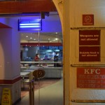 Kamēr Talha uz savām svinīgajām dzimšanas dienas vakariņām, mēs izlemjam pēc ilgāka pārtraukuma atkal pamēģināt sajust rietumu virtuves garšu, šoreiz - KFC. Ēdiens bija derīgs, cenas puslīdz apmierinošas, viss kārtībā. Bet tas, ko gribēju parādīt - zīmīte ar uzrakstu "Weapons are not allowed". What? Kur tad lai es lieku visus savus šaujamos! Turklāt uz durvju atvērēju tas acīmredzot neattiecas, jo viņš laipni visiem atver durvis, kamēr divstobru bise vienkārši karājas pār plecu. Ceru, ka pielādēta!