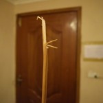 Vakarā mājās mūs gaida pārsteigums - kāds nolauzis manu Latvijas karodziņu! Nezinu, varbūt tas tika nolauzts jau pirms nedēļas, somu, pie kuras tas piesprausts, ilgi nebiju kustinājies no vietas. Varbūt kāds to nolauza mūsu īsajā ceļojumā uz Rāvalpindi un Taksilu? Jebkurā gadījumā, kādam laikam ļoti nepatika mans nacionālais pašlepnums, un tāpēc paliku ar kātiņu vien pie somas! Kā gan tagad visi uzreiz sapratīs, no kādas valsts esam? HAHAHAHA (ja nu kāds nesaprata, joks slēpjas iekš tā, ka neviens par tādu Latviju pat dzirdējis nav, nemaz par karoga atpazīšanu nerunājot) Ceru, ka nākamie sastaptie latvieši būs paķēruši līdzi kādu karodziņu, lai atkal varu piespraust to pie somas un justies lepns!