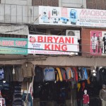 Nākamajā dienā esam paredzējuši kārtot visādas papīru lietas, izmantot pasta pakalpojumus un tā. Šoreiz sūtīsim ne tikai pastkartes, bet arī lielo paku ar nevajadzīgajām lietām. Līdz šim nēsājām līdzi veselu kaudzi visādu maz noderīgu muļķību, piemēram, pus-siltās drēbes, kas mūsu nākamajos galamērķos vairs nebūs nepieciešamas, neskaitāmās pakistāņu sadāvinātās lietas, kas ir diezgan smagas, bet ceļojuma apstākļos arī diezgan lielas, u.t.t. Beidzot esam apņēmušies padarīt savas somas vieglākas, un, ja jau tā, tad kāpēc nepiepirkt klāt vēl kaut kādus brīnumiņus, ko vienā pakā (par katru nākamo kilogramu jāmaksā tikai 300 rūpijas) nosūtīt uz Latviju. Tātad - pavazāsimies pa kārtējo tirgu. Pirmais, kas iekrīt acīs - Biryani King. Aizdomīgi līdzīgs BurgerKingam, tikai burgeru vietā, protams, tirgo birjani.