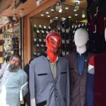 Nevar taču tā vienkārši sarkano manekenu izstādīt bez sejas, vai ne?