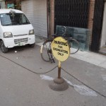 Šeit stāvvietas, kas paredzētas tikai vārnu ēdājiem. Tā arī neuzzināju patieso izskaidrojumu šādai parādībai, bet Mārtiņš Rītiņš noteikti būtu priecīgs, ka kāds beidzot, beidzot ir atvēlējis veselu stāvvietu viņam līdzīgajiem!