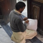 Te jau esam pastā. Viss sakrātais un sapirktais jau nosvērts, ielikts lielā plastmasas maisā, kuru pasta darbinieks kārtīgi ar rokām iešuj spilvendrānai līdzīgā maisā.