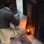 Pēc tam, protams, notiek aizzīmogošanas procedūra, kura arī atbilst sentēvu metodēm - ar liesmiņu un vaska pikuci. Par visām izdarībām un izmantoto materiālu pasta vīriņam jāiedod vēl papildus 100 rūpijas (kuras, starp citu, nokaulējām no 150), kuras iet pa taisno viņam kabatā. Tāda, lūk, kārtība. Ā, un saņēmēja adresi ar nolūku daļēji aizmigloju, lai kaut kādi stalkeri nesāk dežūrēt zem Līgas logiem.