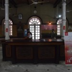 Pastkaršu rakstīšanas un adresēšanas nolūkam aizņēmām vienīgo pastā pieejamo vietu, kur pieejami krēsli - pie lielā galda tieši pretī ieejai. Neskatoties uz mūsu diezgan atšķirīgo ārieni, ļaudis vienalga nāca un uzrunāja mūs urdu valodā, droši vien prasīja pēc padomiņa, kur un kā jāmaksā par gāzi. Bet mēs tik no no don't understand urdu!