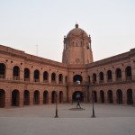 Darbietilpīgā pastkaršu sagatavošanas procesa vidū man ļoti savajadzējās uz tualeti, tāpēc laipni pavaicāju pastniekam, vai drīkstu izmantot viņu dienesta labierīcības. Jā, protams, drīkstu, jāiet tur, tad pa kreisi, tad tur. Un, paskat, kāds izskatās Lahoras galvenā pasta pagalms! No ielas nekad nebūtu iedomājies, ka tik plaši un vareni. Un tīri!