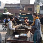 Visu paspējām laicīgi (nokavējām tikai pus stundu), jau no paša rīta sāktā milzu skriešana ir galā, viss visur ir iesniegts, tagad tikai jāgaida mums labvēlīgs rezultāts! Varam uzelpot. Un tāpēc Karīna iegādājas savu ierasto uzelpošanas pārtiku - oglēs ceptu saldo kukurūzu. Ievēro, kā atbildīgo dienestu pārstāvis (fonā ar bēšīgajām biksēm) joprojām mūs vēro, vai tik nebūsim kaut kādi spiegi, kas mums tajā velna indijā meklējams...