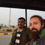 Pēc pasu vietas mudīgi steidzam uz centru, jo atkal norunāta tikšanās ar Talhu. Tikšanos, protams, nokavējām par kādu stundu, jo nemākam aprēķināt savu iešanas ātrumu, bet Talha nebēdā ne nieka, tikai brauc ātrāk nekā parasti, lai mēs laikā paspētu uz mums jau otro Vagas robežslēgšanas ceremoniju. Bildē esam redzami jau tādi apmierināti, jo paspējuši! Pēdējā mirklī iekāpām pēdējā elektrovilcieniņā (jā, no stāvvietas līdz robežai kursē bezmaksas elektrovilcieniņi).