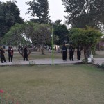 Kamēr mēs vēl skrienam ieņemt vietas, aiz žoga varenie robežsargi jau silda locītavas. Tūlīt būs kājas jāceļ virs galvām, nevar taču bez iesildīšanās!