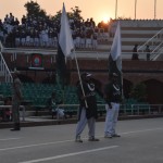 Šoreiz mūs nosēdina ar skatu pret sauli, bet vietas ir vēl labākas nekā iepriekšējā reizē - pirmajā rindā, tieši blakus visādiem svarīgajiem, vissvarīgākajiem kungiem. Lūk, karsēji jau sāk uzkurināt publiku lielajam priekšnesumam.