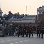 Urā, mana mīļākā parāde sākas! Man par pārsteigumu, nebija necik garlaicīgāk par pirmo reizi. Lai gan šoreiz apmēram zināju scenāriju, visa tā soļošana, kāju mētāšana, pūļa milzīgais atbalsts, vienbalsīgi kliedzot dažādus patriotiskus saukļus (man mīļākais - Pakistan Zindabad), tas viss vienalga tik ļoti aizrauj un pacilā, ārprāts! Visiem obligāti kaut reizi dzīvē jāredz šis pasākums. Un obligāti jāredz no Pakistānas puses, drīz vien jau paskaidrošu, kāpēc tā.