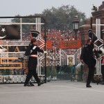 Lai gan pirms pāris nedēļām jau rādīju veselu kaudzi bilžu no ceremonijas, atļaušos mazliet atkārtoties. Rādīšu tikai bildes, neko nestāstīšu, ja? Turklāt šoreiz, man šķiet, izdevies noķert labākus mirkļus. Šeit, piemēram, vīram zābaks ir kādus labus 20 centimetrus virs cepures. Varbūt nevar labi saskatīt, jo viss formastērps, zābakus ieskaitot, ir vienā, melnā krāsā, bet ir! Vēl pievērs uzmanību vīram kreisajā pusē ar zobenu. Tas man vismīļākais no visiem. Šķiet, arī vissvarīgākais. Jo zobens un tā.