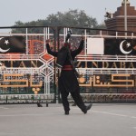 Rrrrrr! Cik draudīgs! Tādus visādus žestus viņi rāda indiešiem, vienalga vārti vaļā vai ciet. Uzreiz varu pateikt priekšā, ka ar aizvērtajiem vārtiem no Indijas puses neko nevar redzēt, visi žesti izkaisīti vējā. Bet kā tas uzkurina publiku!