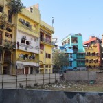 Esam nonākuši pavisam tuvu fortam, un kaut kā arī ēkas sāk izskatīties skaistāk, krāsaināk un dzīvojamāk. Zinu, ka kaut kur šeit jābūt jaunajai ēšanas ielai (Food street), bet, kā jau droši vien kaut kad esmu minējis, informācija par to, kas, kur un kāpēc atrodas, Pakistānā ir diezgan grūti atrodama. Šeit, visticamāk, dzīvo gana bagāti ļaudis, kas labprātāk izvēlas pilsētvidi un vieglāku nokļūšanu vietās, nevis dzīvošanu jocīgajos Bahria Town anklāvos (par tiem runāju pagājušajā nedēļā, ja nu interesē, pašķir bišķiņ atpakaļ).