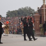 Brīžos, kad vārti tiek atvērti, var žestus pacelt vēl par līmenīti augšā un atklāti rādīt sažmiegtas dūres indiešu karavīriem sejās. Indieši, starp citu, neatbild ar to pašu. Mīkstie, haha.