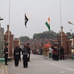 Nu, re, ceremonija jau tūlīt galā - karogi tiek nolaisti, smuki salocīti, visi zaldāti pa vienam (vai pārīšiem) atkāpjas uz savu bāzes mītni, un visi izklīst.