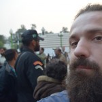 Nobildēju selfiju ar kungu, kuru noteikti negribētu satikt piedzērušos un agresīvu kādu tumšā ielā. Šeit nevar redzēt (fokuss uz manu daiļseju, nevis zaldāta plecu), bet uz tām divām šiltītēm, kas piešūtas viņam pie pleca, rakstīts attiecīgi "Antiterrorism" un "Commando". Scary.