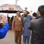 Tālāk mani uz bildēšanos uzaicināja kāds mūsu biedrs no pirmajām rindām. Nezinu, kas viņš ir, bet tērpies lieliskā septiņdesmito uzvalkā un krāsainā cepurē ar spalvu priekšpusē. Parasti es būtu tas, kurš gribētu nobildēties ar šādu kungu, bet nokautrētos pavaicāt, bet te - viņš grib bildēties ar mani. Kopā uztaisījām kādas divdesmit bildes, jo jānobildējas ar viņu vienu, tad ar visu ģimeni, tad tikai ar ģimenes vīriešiem u.t.t.