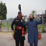 Atradām (patiesībā Talha zināja, kur tāda jāmeklē) klusu vietiņu, kur bez pūļa mierīgi var pabildēties ar varenajiem sargiem. Re, re, cik es draudīgs! Haha, es laikam nevarētu dienēt Vagas robežpostenī. Mēģināju pierunāt arī sargu parādīt kādu no šiem žestiem, bet viņš aizbildinās ar to, ka ārpus ceremonijas tā darīt nav brīv.