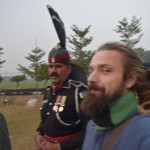 Pa kluso nobildēju, kā kopīgi ejam atpakaļ uz galveno ceļu. Starp citu, ja tu dzirdētu milzīgo vīru runājam, nekad neticētu, ka tā ir viņa īstā balss. Viņš runā tā, kā kāds runātu joku raidījumā, kur izliekas par vecu omīti, nu, zini, tajos krievu humora šovos, kur vīri apsien lakatu, uzliek biezas brilles un lieta darīta. Vienalga negribētu ar viņu izkauties! Ja vien tā nav vārdu kauja.