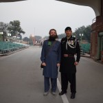 Atceries, pirms tam teicu, kurš ir mans mīļākais ceremonijas dalībnieks? Jā, tas ar zobenu! Labi, viņam vairs nav zobena, nav arī glaunās cepures un tērpa (šis tērps gan glaunumā gandrīz pārsit iepriekšējo, paskaties uz visām tām medaļām!), bet vienalga dabūju nobildēties ar savu mīļāko sargu uz jau tukšas robežpārejas! Urā! Šajā vakarā, starp citu, arī aizvedām Talhu uz vakariņām restorānā. Nesaprotu, kā tas nākas, ka nav nevienas bildes, bet nedrīkstēju šo faktu noklusēt, lai jūs nepadomātu, ka mēs tikai tā uz svešiem rēķiniem vien dzīvojam. Tā kā Talha mums kļuva par tiešām labu draugu, mēs gribējām vismaz kaut kā viņam atmaksāt, un uzaicinājām uz pusglaunu ķīniešu restorānu! Tā lūk!