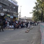 Tā, jau atkal nākamā diena, piektdiena! Jāskrien pēc pasēm! Mūsu mājiņai tuvākā mošeja nav baigi lielā, bet parastajām ikdienas lūgšanām pilnīgi pietiek. Tomēr piektdienās, kad uz mošeju lūgties nāk arī slinkākie musulmaņi (tikai nedomā, ka viņi nelūdzas vispār, to viņi katrā lūgšanu laikā vienalga dara, tikai mājās, darbā, parkā, kur pagadās), visiem nākas sarūmēties, un tiem, kas ieradušies vēlāk, stāties garajā tepiķu rindā, kas stiepjas līdz pat nākamajai ielai.