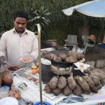 Jess, pasēs visi nepieciešamie zīmogi iespiesti, beidzot atkal esam legāli, un drīkstam arī legāli pamest valsti. Žēl jau, bet, ko darīt, mums tik daudz vēl, kur būt, tik daudz vēl, ko redzēt. Jaunos pases zīmogus nosvinam ar ielu rāceņiem! Vīriņš, šķiet, gan mūs apkrāpa, par vienu saldo kartupeli ar mērcīti un svaigu apelsīnu sulu paprasījis piecdesmit rūpijas (~45 centi), bet šodien var, šodien svētki!