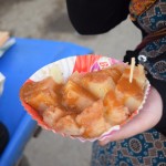 Tā izskatās mūsu piecdesmit rūpiju rācenis! Ļoti garšīgi, bet izsalkuma apmierināšanai ar vienu tādu šķīvīti uz diviem ir ļoti par īsu.