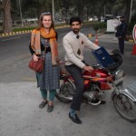 Kulta dzērāja Anete mums noziedoja šādas tādas naudiņas un uzdevuma vietā iedeva mums izaicinājumu - apreibināties islāma republikā. Tā kā mēs visus savus ziedotājus uztveram ļoti nopietni, no vietējiem noskaidrojām, kas un kā, un izrādās, glaunajās pieczvaigžņu viesnīcās esot "bāri", kuros var nopirkt gan alu, gan vietējos viskijus un rumus. Meklējām kādu no pieczvaigžņu viesnīcām, bet nekādi nevarējām atrast, kamēr no tuvējās bankas neiznāca šāds kungs, kurš piedāvājās līdz viesnīcai aizvest. Saku - labi, kungs, ved ar'! Izrādās, visiem jāsakāpj uz mocīša (jā, es zinu, vietējie brauc pat pa pieciem-sešiem, bet mēs neesam vietējie), turklāt Karīnai jāsēž krusteniski, jo, nu, dāmām taču nepienākas tā jāšus sēdēt, fui. Varu apstiprināt, ka brauciens visiem bija salīdzinoši ērts, nonācām, kur vajag, pateicāmies vīriņam, bet diemžēl galu galā palikām muļķa lomā. Ir taču piektdiena! Skaidrs, ka piektdienā pat tik izvirtusi vieta kā lepnā viesnīca alkoholu netirgo. Svēta diena!