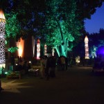 Tālāk atkal dodamies uz Alhamru - šo vietu jau minēju pirms vairākām nedēļām, kad tikko ieradāmies Lahorā. Jau pirmajā vakarā mūs uz tejieni atveda Faruks. Šonedēļ te notiek Norvēģijas vēstniecības atbalstīts filmu festivāls. Un pārsvarā filmas ir no Eiropas! Urā, kā mājās! Jā, ir Lahorā tāda ļaužu grupa, kas seko rietumu tendencēm, skatās Eiropas filmas, klausās indie mūziku, paši kaut ko muzicē, zīmē vai vēl sazin ko un vispār ir ārkārtīgi izglītoti un patīkami tipi. Citādi sanāk tā, ka es tik pārsvarā par to ļauno. Nē, tieši otrādi - par labo, bet reizē arī atšķirīgo. Par to, kas Pakistānā ir tāds pats kā pie mums, par to taču nav vērts runāt, tas visiem tāpat ir redzēts un saprotams. Bet šoreiz, gandrīz uz atvadām tomēr pastāstīšu.