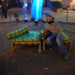 Alhamras pagalmā izvietoti visādi dīvāniņi un tahtas, var mierīgi pasēdēt, pačalot ar čomiem, visapkārt visādi hipsterveidīgi ļaudis un tā. Vienīgais, kas nav trāpīts desmitniekā - kafija. Visi, protams, dzer šķīstošo Nescafe (vai vēl sliktāk - 3 in 1 dzērienus) un izliekas par baigajiem baristām, haha. Re, es arī! Tā jau nav, ka Lahorā vispār nevar dabūt normālu kafiju, var, tikai jāzina, kur meklēt. Bet parastajās vietās viss notiek pēc pieprasījuma/piedāvājuma principa. Lielā daļa taču labprātāk dzer Nescafe, tāpēc to arī pārdodam.