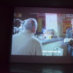 UUUURRRĀĀĀĀ! Franču īsfilmas! Labi, labi, man datorā (un arī ārējā diskā) līdzi kaudzēm labu (un arī sliktu) filmu, seriālu un vēl vis kaut ko, bet tas tomēr ir pavisam citādāk, nekā atnākt uz kino un paskatīties tādus brīnumus uz lielā ekrāna. Mēs aizgājām tikai uz vienu seansu, bet tā kā tas bija īsfilmu seanss, dabūjām noskatīties vismaz kādas 7 filmas, no kurām viena bija arī urdu valodā. Labi, ka līdzi Talha, kas pa brīdim varēja šo to patulkot! Filmas gan tiek rādītas no parasta datora, izmantojot vlc pleijeri, un skaņa bija diezgan briesmīga, bet kā lai citādi parāda jaunās, svarīgās filmas pakistāņu jaunajiem, pēc kultūras izsalkušajiem prātiem! Ļoti labi, ka ir vismaz šādi varianti!