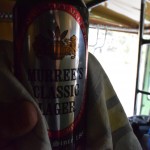 Lūk, arī pierādījums, ka uzdevums izpildīts - katram pa pintei īsta, alkoholiska alus, kuru turklāt malkojam publiskā vietā - tuktukā, kas mūs jau ved uz Indijas robežas pusi. Esam bezgala skumji, jo Pakistāna tiešām ir vissirsnīgākā un mīļākā valsts, kādā jebkad nācies viesoties. Un uzsvaru lieku uz "viesoties", tā vietā būtu varējis teikt "apmeklēt", "būt" vai jebko citu, bet mēs tiešām šeit viesojāmies. Vienmēr un visur bijām viesi!