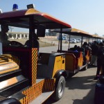 Beidzot sapratu, kam paredzēti skaistie, elektriskie vilcieniņi, kas mūs pāris dienas atpakaļ jau veda uz robežceremoniju - tie taču ir kravas vilcieni! Visi, kas sabraukuši šķērsot robežu ar savām milzu somām, kastēm, maisiem sakrāmē savas parpalas vilcieniņā, lai nav pēdējais apmēram kilometrs no stāvvietas līdz robežai jānes. Vispār brīnos, kāpēc te tik daudz ļaužu un ar tik daudz bagāžas vienībām - vispār Pakistāņiem Indijas vīzu dabūt ir ārkārtīgi sarežģīti un tāpat indiešiem - Pakistānas vīzu, jo abas valstis taču ir lielākie ienaidnieki pasaulē, bet te - simtiem (taisnīgāk droši vien būtu teikt desmitiem, bet tas vienalga ir daudz) robežšķērsotāju!