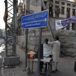 Pagriežamies pa kreisi - opā - atkal viss pelēks un netīrs. Tātad esam nogriezušies nepareizi. Fortam un fūdstrītam taču jābūt pie skaistajām, krāsainajām mājiņām, vai ne? Iesim labāk atpakaļ. Vēl man patīk, kā šis ielu frizieris iekārtojies - tieši zem ceļa zīmes. Pareizi, vismaz ir pie kā spoguli piesiet.