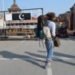 Nu, lūk, reku es eju pāri robežai turpat, kur pēc pāris stundām atkal soļos un indiešiem draudēs varonīgie Pakistānas robežsargi.