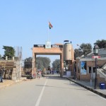 Indija! Izskatās, ka Indijas pusē daudz lielāks apmeklējums uz šiem šoviņiem, ceļ pat vēl vienu jaunu tribīni. To mēs tūlīt arī pārbaudīsim. Aiziesim tikai iečekoties valstī, dabūt visus vajadzīgos zīmodziņus un skriesim atpakaļ skatīties, kā tad indieši dara to lietu. Vispār pagaidām Indija neizskatās tik traki - līdz šim esmu redzējis tikai Gandija portretu, un Gandijs, visiem zināms, taču tāds jauks vīriņš bija.