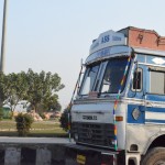 Tomēr pirmais ieraudzītais automobilis liek domas mainīt - tam virs vējstikla rakstīts "Ass". Pat automobiļi apsaukājas!