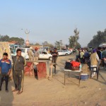 Ne bez nogurdinošas un nevienam nevajadzīgas birokrātijas un jau pirmajiem krāpšanas mēģinājumiem, tomēr esam iekļuvuši Indijā un meklējam variantus doties skatīties robežslēgšanas ceremoniju. Izrādās, uz ceremoniju aizliegts iet ar somām. Arī datorsomām. Ja gribu, datoru varu ņemt līdzi, bet tad tas plikiņš jānes rokā. Par somu uzglabāšanu jāmaksā 100 rūpijas (Indijas rūpijas ir mazliet varenākas par Pakistānas rūpijām, simtiņš sanāk apmēram 1.40 euro). Nezinu, vai tas taisnība vai nē, bet, tā kā laika mums nav atlicis praktiski necik, piekrītam, mudīgi samaksājam naudiņas, mūsu somas ievieto attēlā redzamajā seifā (tas skapis ar sarkanajām, atvērtajām (!) durvīm) un ar plikiem datoriem rokās skrienam atpakaļ uz robežu.