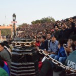 Jā, cilvēku te patiešām ir daudz, daudz vairāk! Arī bālģīmju daudz - mēs tikām novietoti speciālajā ārvalstnieku galerijā, kas gan nebija tik ērta (man bija jāsēž zemē) un tik tuva vārtiem, bet, nu, pārapdzīvotība un tā, būs jau ok, neesam prasīgi. Bet sanākušie neatbalsta savus karavīrus pat ne uz pusi tik spēcīgi, kā to dara Pakistānas pusē, neskatoties uz daudz mazāko skaitu. Un šeit saukļi ir drīzāk tādi tiešām kā sieviešu futbolā: "Ūūūūūūūū!" un "Āāāāāāā!" un tikai pa retam ieskanas kāds "Hindustan Zindabad". Prieks vismaz par to, ka bundziņu nesišanas laikā var diezgan labi sadzirdēt "Džive, Džive Pakistan" no otrās puses.