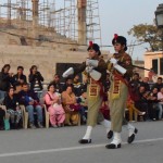 Vēl viens prieks - indieši bišķiņ liberālāk izturas pret visu to dzimumu padarīšanu - ceremonijā piedalās arī divas sievietes. Viņas gan kājas nekur neceļ, bet neliela emancipācija arī ir emancipācija.