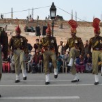 Horeogrāfiju gan nevar pat salīdzināt ar pakistāņiem - ne tikai tas, ka vīri nekādi nevar trāpīt vienā ritmā (paskat, kā kājas uz visām pusēm, haha), bet vispār kopā izskatās pēc kaut kādas individuālās mākslas vingrošanas, nevis militāras parādes/ceremonijas.