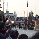 Nav baigi labais skatu leņķis, bet vismaz varam vēl pēdējo reizi redzēt savus melnos čomiņus un lielo Muhameda Džinnas portretu virs viņiem.