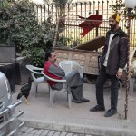 Šie trīs kungi, īpaši ņemot vērā to, ka viņiem blakus dežūrē cīņas gailis, izskatās totāli šeidī. Es jau iztēlojos lomas - džekiņš dzeltenajā cepurē ir izpildītājs, viņš nes gaili uz cīņām, nokārto saistības ar citiem bandītēniem u.t.t. Vīrs sarkanajā vestē ir džekiņa priekšnieks, tāpēc arī saģērbies pieklājīgāk, ja vajag nokārtot kaut ko svarīgāku, uzpirkt policistus, vienoties ar citu bandu vidējā līmeņa menedžeriem vai ko tādu, tad darbā dodas viņš. Un pēc tam - visas operācijas māstermainds - vīrs, kurš teju pavisam paslēpies deķī. Visi jau aizmirsuši viņa lomu, bet, kad viņš runā, tad klausās.